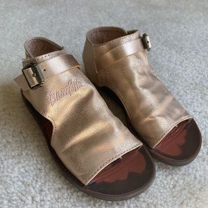Toddler girl adorable gold metallic sandals